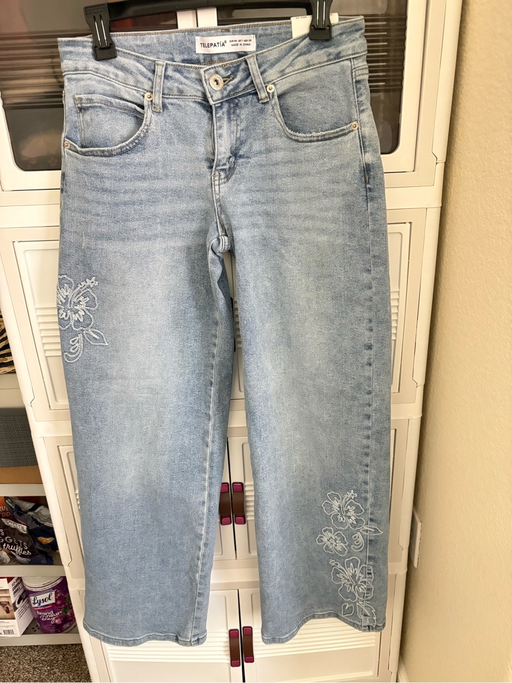 Light Wash Floral Embroidered Women’s Jeans by TELAPATIA’-size 7